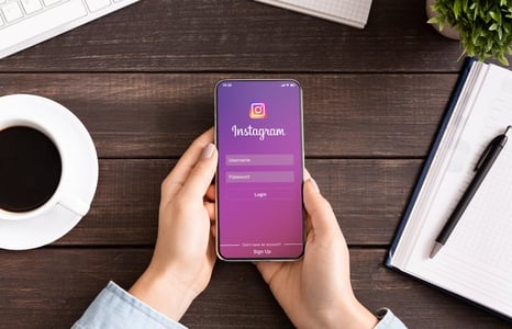 Instagramのアーカイブとは？どこで見るのか、元に戻すやり方も解説