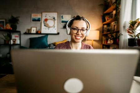 【調査結果】YouTubeの最適な投稿時間帯は？見極めのコツ・再生数に重要な8つの要素